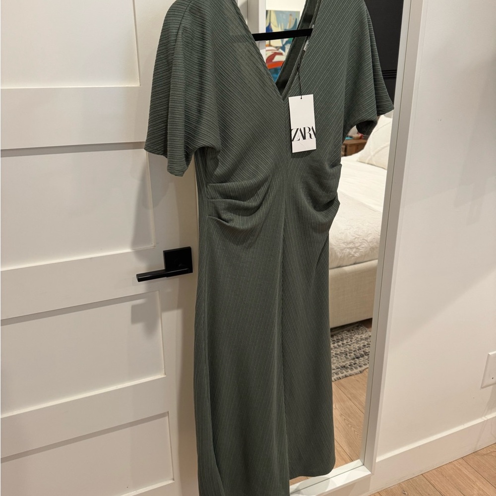 Elegant Green V-Neck Dress - Picture 2 of 3
